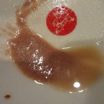 大砲ラーメン - スープを飲みほした後のこの骨粉が特徴