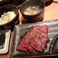 焼肉 十々 西麻布店 - 十々ご飯と名がついた元人気裏メニュー生ロースご飯1300円でスープ付ロースは3枚