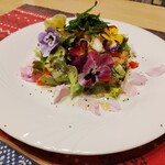 Torattoria Orivu No Ki - 旬の伊勢原産野菜とエディブルフラワーのサラダ　590円