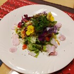 Torattoria Orivu No Ki - 旬の伊勢原産野菜とエディブルフラワーのサラダ　590円