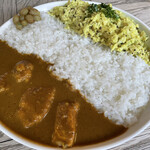 葡萄舎 - ダブルカレー1000円　夜はバーのこちらのお店、近場に来た平日にようやく訪問。　チキンとポリヤル（キャベツのココナッツ炒め）のダブル。