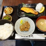 Saketosakana Maruzou - 銀鮭塩焼き定食 900円、納豆 100円 ♪