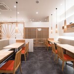 うなぎの中庄 - 白基調の落ち着いた店内です