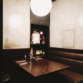 お店の中心で他の席とは距離のある
                                          ボックス席