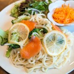 cafe arva - スモークサーモンとブロッコリーのレモンバター