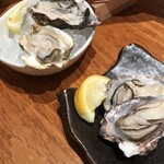 魚とワインはなたれThe Fishand Oysters - 蒸し牡蠣と生牡蠣　どっちも捨てがたい