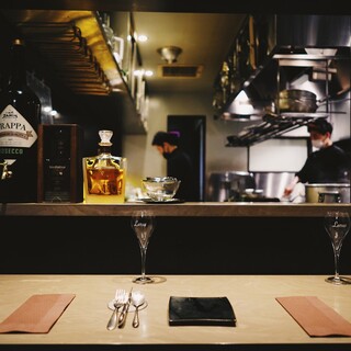 2席限定
                                          〈カウンター席〉
                                          調理風景をご覧になりながらお食事をお楽しみ下さい。