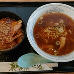 味のまんぷく - 豚丼セット（醤油ラーメンハーフ+豚丼ハーフ）930円　2023/04
