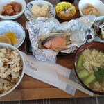 カフェ・アカリ - サーモンのホイル焼きのワンコインランチ