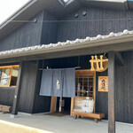 大信州酒造 - モノトーンの外観と、大きな杉玉がカッコいいんです♡