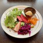 バルバルキッチンアメリ - ランチのサラダ
      ドレッシングが濃過ぎないのがいい。野菜の生の味が生きている。小鉢の中身はポテトかと思ったら冷奴だった⁉︎
      特に気に入ったのは人参のマリネ。