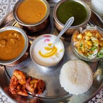 インド料理 ニサン - 日替わりカレーに加えチキンカレーとほうれん草カレーを選びました