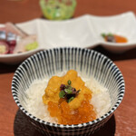 酒肴場 屯 - 塩水雲丹，いくらはオンザライスでいただきます。