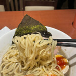 酒肴場 屯 - 三河屋製麺、加水率高めの中太麺はもっちり食感