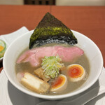 酒肴場 屯 - 濃醇煮干し蕎麦（味玉入り）¥950