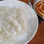 クイーンガーデン - マトンカレー900円(税込)中辛・ライス・アイスチャイ。
      今までに食べたマトンカレーとは一味違い、トマト感強めで濃くがありとっても美味しいです♪
      日本米ですがパラッと炊かれていてこちらも良い感じ！
