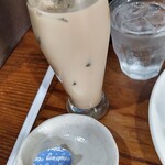 クイーンガーデン - ランチセットのアイスチャイ。
      甘くなくて良かった♪