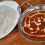 クイーンガーデン - マトンカレー900円(税込)中辛・ライス・アイスチャイ。
      今までに食べたマトンカレーとは一味違い、トマト感強めで濃くがありとっても美味しいです♪
      日本米ですがパラッと炊かれていてこちらも良い感じ！