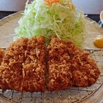 Tonkatsu Fujiyoshi - 見た目は標準サイズ、肉厚はなかなか。