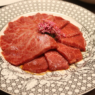 Kuroge Wagyu female beef filled with melting fat, a treasure trove of uncompromising meat