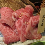 秋田牛玄亭 - 綺麗なトモサンカクです