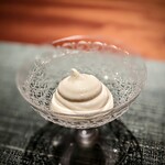 蒼 - 無農薬の玉葱を1枚ずつ剥し繊維に沿ってスライス。紙に挟んで一昼夜寝かせ、1/10になるまで炒めて作られる。蒼さんに惚れこんだ、思い出の一品は今も大切なお料理。