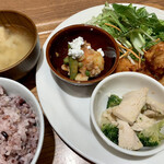 カフェ&ミール ムジ - 唐揚げのセット（トマト風味の肉じゃが、鶏とブロッコリーの辛子和え）（1,450円）