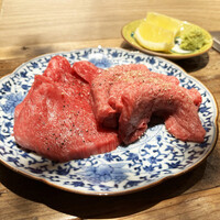 和牛料理 一石三鳥 - 特選上塩タン・塩焼肉盛り合わせ（ヒウチ・カメノコ）