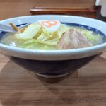 ８番らーめん - 丼は浅広い器を採用している。