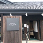 サララ - 店舗入口