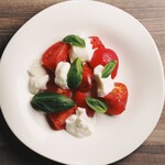 产地直送水果番茄和意大利产马苏里拉奶酪的卡布里沙拉