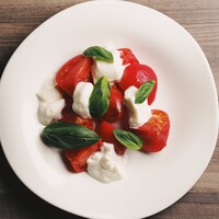 産地直送フルーツトマトとイタリア産モッツァレラのカプレーゼ