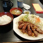 Matsumoto No Rairai Ken - 本日はニンニク多めはダメな日でした。ご飯、お味噌汁、キャベツはおかわり自由でした。
