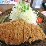 Tonkatsu Katsumi - 「極厚ロースカツ定食」のメイン