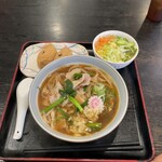 かめ家 - いなり寿司、ニラ肉うどん、サラダ