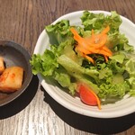 KOREAN IZAKAYA ジャン - 先に出てきた サラダとキムチ カクテキが来た