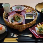 和ダイニングアストラル - 花見御膳
            ①昆布〆真鯛、菜の花、桜花大根②白魚と青菜のかき揚げ③グリーピース摺り流し④筍の木の芽和え⑤桜蝦と春キャベツの梅肉和え⑥飛竜頭若芽餡掛け⑦海鮮ちらし寿司⑧お吸い物⑨桜餅と苺