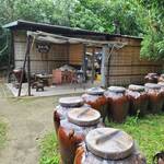 石垣の塩 - 甕に入った塩たち