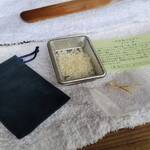 石垣の塩 - お守り 米17粒とさん