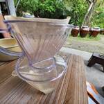 石垣の塩 - 塩づくり 海水を濾します