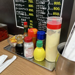 キッチン南海 - 卓上の調味料。このほかにソースと胡麻ドレッシングあり