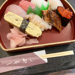 Ikkyuu sushi - 上)はまち？、マグロ、イカ、鯛　　下)玉子、海老、鰻、イクラ