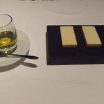 ハジメ - パン用のバター、塩、オリーブオイル