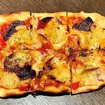 살라미 감자 매운 토마토 피자