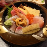 Sushi Matsu - 中トロ、カンパチ、ボタンエビ、ウニ、いくらなど、本日のおすすめのネタがのった丼