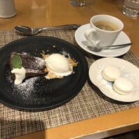 ヤマガタ サンダンデロ - Ａランチ：４９００円の「ドルチェ・ビータ」、「シルクマカロン」