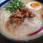 Gujou Tonkotu Ramen Kanmina - 円やかで濃厚気味な塩味の豚骨スープ。
                      塩味が多少強めに感じるけれど美味しい味わい。
                      
                      上に載ってる鶏ちゃんの辛味噌を混ぜると
                      お〜！味噌味になったねえ。
                      やっぱり味わいは濃いめ。