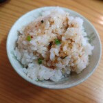 Gujou Tonkotu Ramen Kanmina - 餃子であまりご飯が進まなかったので
                      ラーメンスープ掛けて食べた