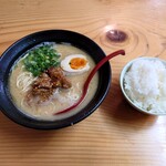 郡上豚骨ラーメン カンミナ - ●平日限定　ランチセットA
（豚骨ラーメン、餃子3個、ご飯）900円

●郡上豚骨ラーメン（ケイチャン入り豚骨味噌ラーメン）に変更　＋100円