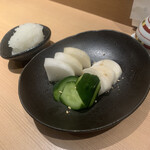焼鳥 おみ乃 - お新香と大根おろし